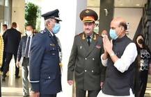 Video: जब रूसी सैन्य अधिकारी ने बढ़ाया हाथ तो रक्षा मंत्री राजनाथ सिंह ने किया नमस्ते