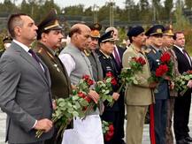 रूस के सैन्य स्मारक पर राजनाथ सिंह और चीन के रक्षा मंत्री ने साथ में चढ़ाए फूल, थोड़ी देर में होगी मुलाकात