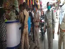 मेरठ: सोशल डिस्टेंसिंग न मानने वालों पर चला पुलिस प्रशासन का डंडा, मास्क न लगाने पर दुकानदारों के चालान कटे