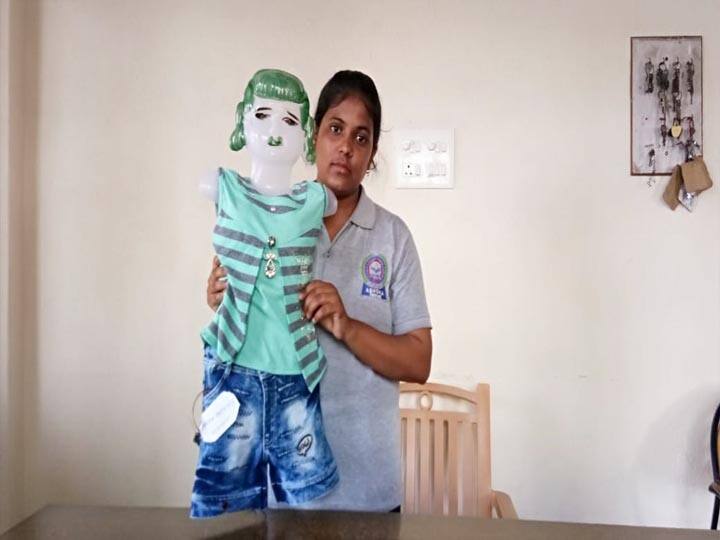 स्मार्ट यूनिफार्म देगी किडनैपरों को मात, काशी की बेटी ने बनाई स्मार्ट ट्रैकर ड्रेस Varanasi student develop smart uniform which can stop the kidnapping incident ann स्मार्ट यूनिफार्म देगी किडनैपरों को मात, काशी की बेटी ने बनाई स्मार्ट ट्रैकर ड्रेस