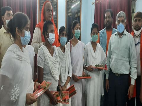 रोहतास: कोरोना महामारी के दौरान बेहतर काम के लिए स्वास्थ्य कर्मियों को किया गया सम्मानित रोहतास: कोरोना महामारी के दौरान बेहतर काम के लिए स्वास्थ्य कर्मियों को किया गया सम्मानित