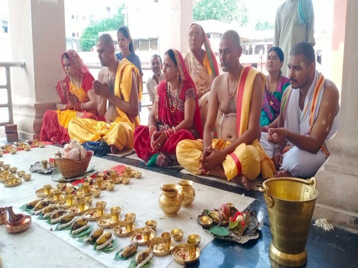 पितृपक्ष में पिंडदान की परंपरा को जीवित रखने के लिए कोरोना काल में गया के पंडा खुद कर रहे है पिंडदान