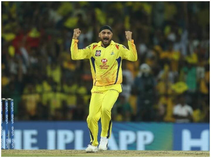 IPL 2020: Not COVID-19 As Harbhajan Singh Friend Reveals The Reason Behind His Withdrawal IPL 2020: हरभजन सिंह के दोस्त ने कहा कोरोना नहीं बल्कि इस वजह से स्पिनर हुए टूर्नामेंट से बाहर