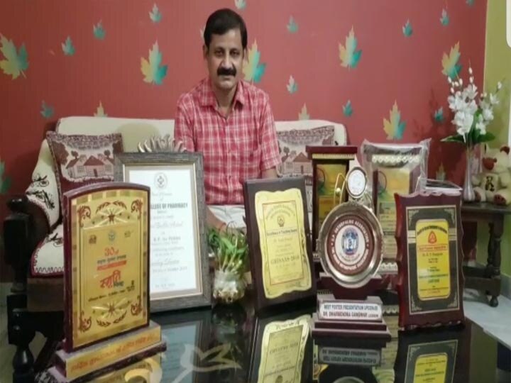 Pilibhit teacher awarded by state government for his contribution in Agriculture ann पीलीभीत के शिक्षक ने छात्रों को बताया बंजर जमीन पर जैविक खेती का हुनर