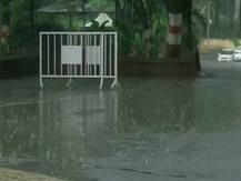 दिल्ली के कई इलाकों में हुई झमाझम बारिश, उमस भरी गर्मी से लोगों को मिली राहत