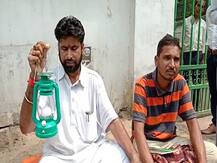 RJD कार्यकर्ताओं ने टिकट की मांग को लेकर पार्टी कार्यालय के बाहर दिया धरना, कहा- टिकट नहीं मिला तो दे देंगे जान