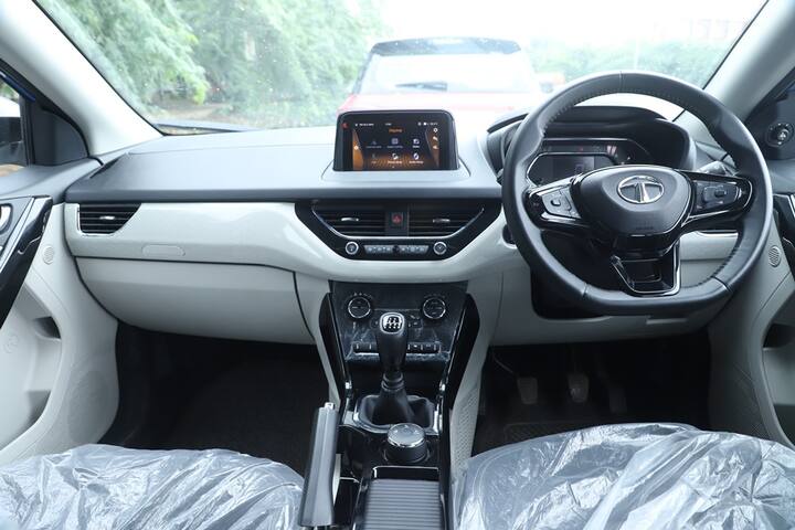 हम फिर विटारा ब्रेज़ा में चले गए. यह मारुति के लिए बेहद सफल कार रही है जिसमें डीजल बहुत सफल रहा है, लेकिन अब एक नए 1.5 एल पेट्रोल के साथ, ब्रेजा को किसी न किसी सामान को संभालना कितना अच्छा है? इंजन 104 बीएचपी और 138Nm बनाता है, जबकि यह एक टर्बो पेट्रोल नहीं है, पावर अच्छी तरह से फैली हुई है और आपको लगातार डाउनशफ्ट करने की आवश्यकता नहीं है. इसका ग्राउंड क्लीयरेंस 198 मिमी से थोड़ा कम है लेकिन अपेक्षाकृत अच्छी तरह से सेट अप अप्रोच और डिपार्चर एंगल इसकी मदद करता है. इसकी वॉटर वैडिंग क्षमता आश्चर्यजनक रूप से अच्छी थी, लेकिन जैसा कि पहले कहा गया था कि पेट्रोल इंजन में टर्बो में टॉर्क की कमी है. इसकी 1.5l पेट्रोल रन पर काफी एफीशियंट थी जबकि ढीली सतहों या कीचड़ पर स्थिरता के संदर्भ में इसका ट्रैक्शन डीसेंट था.