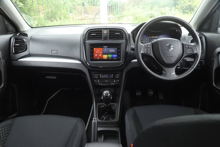 नेक्सॉन और ब्रेजा दोनों के पास रोड बायज्ड टायर थे और सभी स्टॉक टॉप-एंड पेट्रोल मैनुअल थे. हमनें पाया कि दोनों अपने कॉम्पैक्ट साइज और हल्के साइज के कारण आश्चर्यजनक रूप से सक्षम हैं जो बाढ़ के पानी या खराब सतहों के माध्यम से धकेलने में मदद करता है. दूसरी ओर दोनों ओर उबड़-खाबड़ रास्तों पर थोड़ी रफ हैं, लेकिन उनके ग्राउंड क्लीयरेंस या एप्रोच / डिपार्चर एंगल आश्चर्यजनक रूप से काफी अच्छे हैं. इस प्रकार हम जिस सवाल का जवाब देने के लिए तैयार हैं, उसका जवाब देने के लिए नेक्सॉन और ब्रेजा कॉम्पेक्ट एसयूवी उन सड़कों से कहीं अधिक सक्षम हैं, जितना आप सोच सकते हैं.