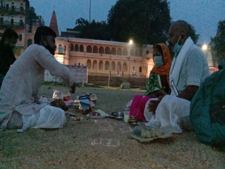 कोरोना काल में पितृपक्ष मेला रद्द होने के बाद चोरी छिपे पिंड दान कर रहे लोग, अंधेरे में पितरों को दिला रहे मोक्ष