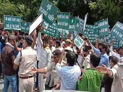 RJD Workers Opposed CM Nitish Kumar's Virtual Rally, Protest Outside JDU  Office | CM नीतीश कुमार की वर्चुअल रैली का RJD कार्यकर्ताओं ने किया विरोध,  JDU कार्यालय के बाहर किया प्रदर्शन