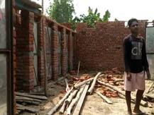 पीलीभीत: शौचालयों के निर्माण में घटिया सामग्री लगाए जाने का आरोप, सीडीओ ने कही कार्रवाई की बात