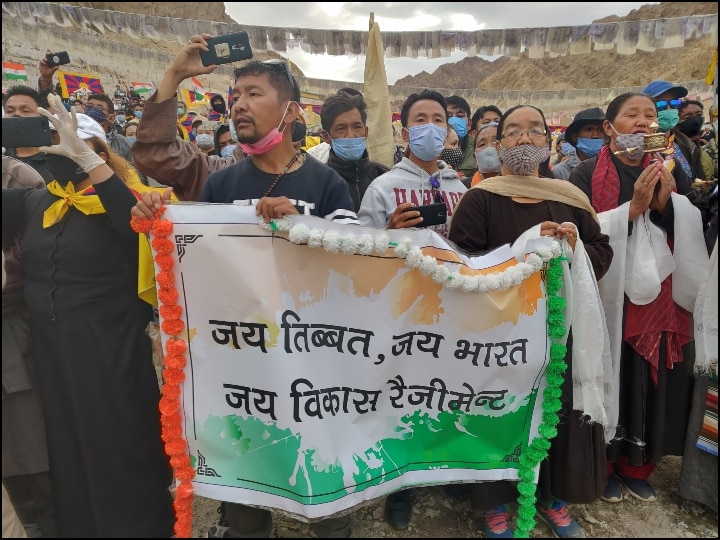 चीन के खिलाफ ऑपरेशन में शहीद हुए SFF कमांडो का लेह में हुआ अंतिम संस्कार, शव-यात्रा में उमड़ी भीड़