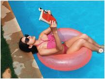 In Pics: किताब लेकर बेहद हॉट अंदाज में स्विमिंग पूल में उतरी सारा अली खान, सामने आई ऐसी-ऐसी बोल्ड तस्वीरें