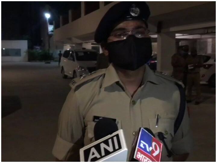 नोएडा: पुलिस के हाथ लगी बड़ सफलता, मुठभेड़ के बाद पकड़ा गया इनामी बदमाश Noida: Reward crook caught after an encounter, shot in the leg नोएडा: पुलिस के हाथ लगी बड़ सफलता, मुठभेड़ के बाद पकड़ा गया इनामी बदमाश