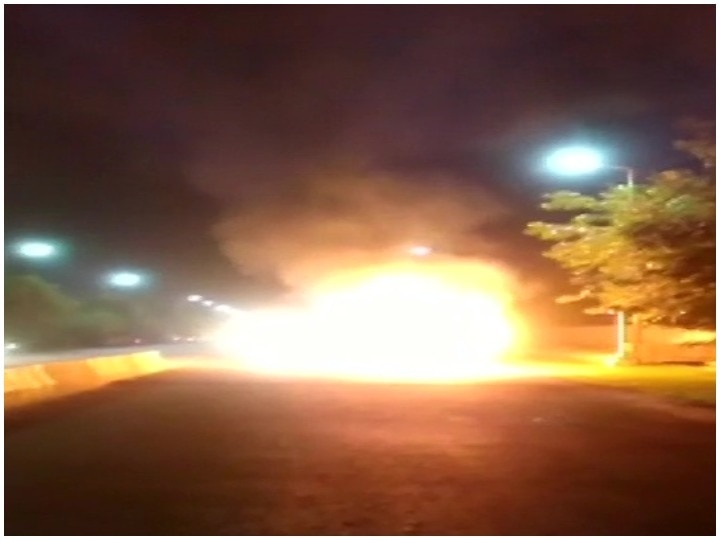 Noida: Fire in moving car, driver jumped and saved his life नोएडाः चलती कार में लगी आग, ड्राइवर ने कूद कर बचाई अपनी जान