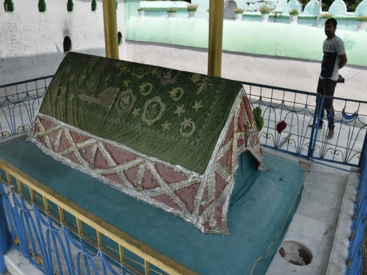 कई कहानियों को अपने अंदर समेटे हुए है बीबी कमाल का मकबरा, अपने चमत्कारों के लिए है मशहूर