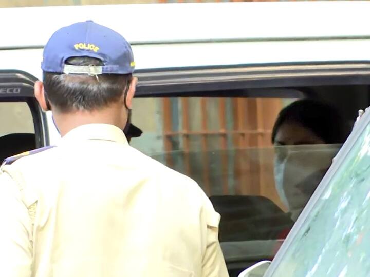 आज लगातार तीसरे दिन अभिनेत्री रिया चक्रवर्ती एनसीबी के सामने पेश हुईं. यहां पूछताछ के बाद उन्हें गिरफ्तार कर लिया गया. एनसीबी ने रिया से रविवार को छह घंटे और सोमवार को आठ घंटे तक पूछताछ की थी. बता दें कि 14 जून को 34 वर्षीय राजपूत मुंबई के उपनगर बांद्रा के अपने फ्लैट में मृत पाए गए थे.