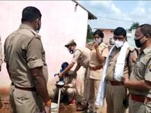 झांसी में हैंडपंप के नीचे मिला शराब का बैरल, हजारों लीटर नकली शराब जब्त