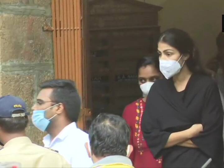 एनसीबी की टीम दफ्तर से रिया चक्रवर्ती को सायन अस्पताल ले गई.  मेडिकल टेस्ट के बाद उन्हें एनसीबी दफ्तर लाया जाएगा. फिर उन्हें वीडियो कॉन्फ्रेंसिग के जरिए कोर्ट में पेश किया जाएगा.