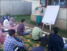 कश्मीर: इंटरनेट-स्मार्टफोन की कमी से जूझ रहे बच्चों के लिए शिक्षकों की खास पहल, खुले मैदान में शुरू की कम्युनिटी क्लास