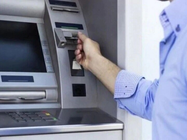 SBI launches new safety feature to stop ATM fraud details here ATM फ्रॉड रोकने के लिए SBI ने शुरू किया नया सेफ्टी फीचर, ऐसे लगेगा धोखाधड़ी का तुरंत पता