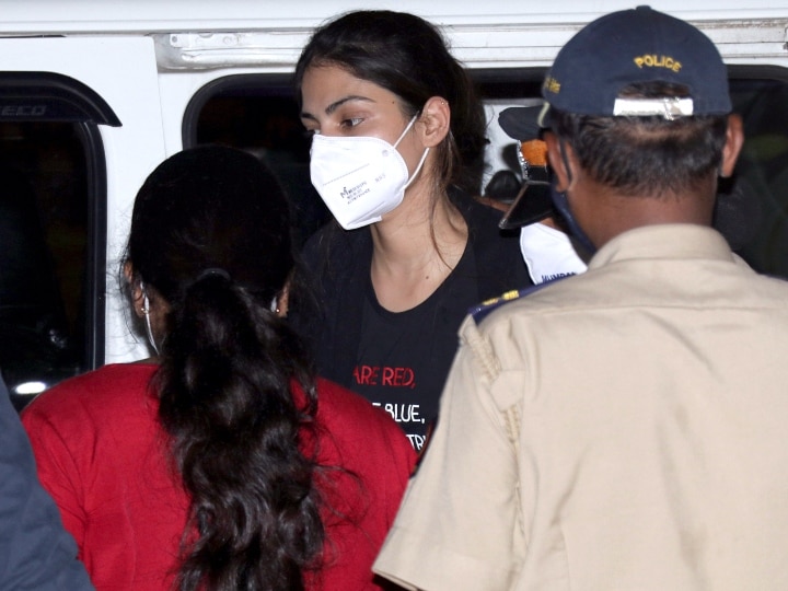 सुशांत सिंह राजपूत केस: जमानत मिलने के बाद जेल से रिहा हुईं रिया चक्रवर्ती Rhea Chakraborty release from jail, Bombay HC grants bail to actress in Sushant Singh Rajput drugs case