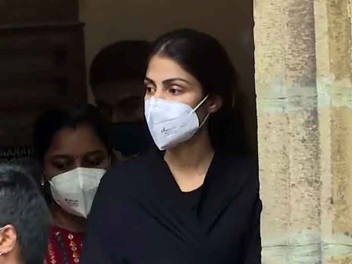 Rhea Chakraborty at ncb office now shift to  bhaykhala jail in Ssr Case Drug matter SSR Case: NCB के लॉकअप में कटी रिया चक्रवर्ती की पहली रात, आज भायखला जेल ले जाया जाएगा