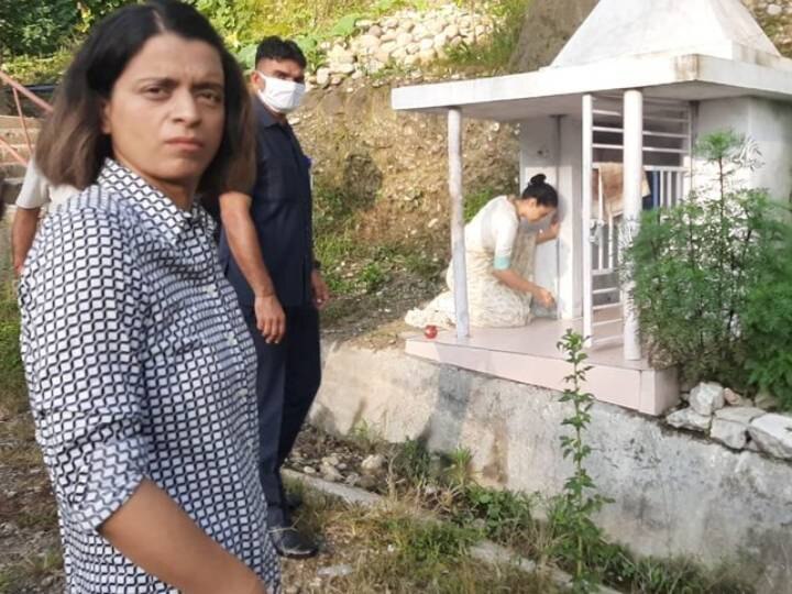 Kangana Ranaut offers prayers at a temple in Kothi e From Chandigarh She will be leaving for Mumbai मुंबई पहुंचने से पहले कंगना रनौत ने किए देवी के दर्शन, बोलीं- मुम्बा देवी चाहती हैं कि मैं मुंबई में रहूं