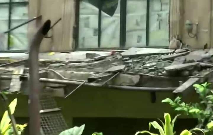   संजय राउत और कंगन रनौत के बीच शुरू हुए विवाद के बाद बीएमसी ने कंगना रनौत के ऑफिस पर अवैध निर्माण तोड़ने का नोटिस लगाया था और उसके तुरंत बाद उनके ऑफिस में अवैध निर्माण को तोड़ने का काम शुरू कर दिया है.