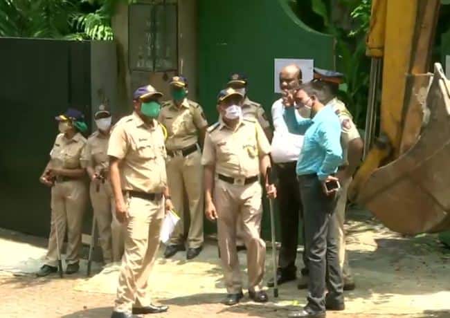  बीएमसी के कर्मचारी कंगना के ऑफिस के बाहर हथौड़े और कूदाल लेकर पहुंचे हुए हैं. जेसीबी मशीन से बिल्डिंग को गिराया जा रहा है. बीएमसी के कोई भी अधिकारी कुछ भी कहने से इनकार कर रहे हैं. कंगना के ऑफिस के बाहर ह्यूमन चेन बनाकर पुलिस वाले खड़े हैं.