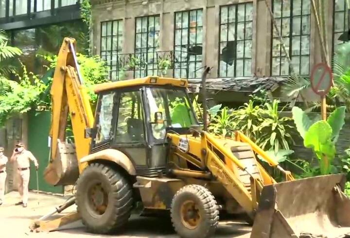  बीएमसी के इस कदम पर कंगना ने ट्वीट कर कहा कि मणिकर्णिका फ़िल्म्ज़ में पहली फ़िल्म अयोध्या की घोषणा हुई, यह मेरे लिए एक इमारत नहीं राम मंदिर ही है, आज वहाँ बाबर आया है, आज इतिहास फिर खुद को दोहराएगा राम मंदिर फिर टूटेगा मगर याद रख बाबर यह मंदिर फिर बनेगा यह मंदिर फिर बनेगा, जय श्री राम , जय श्री राम , जय श्री राम.