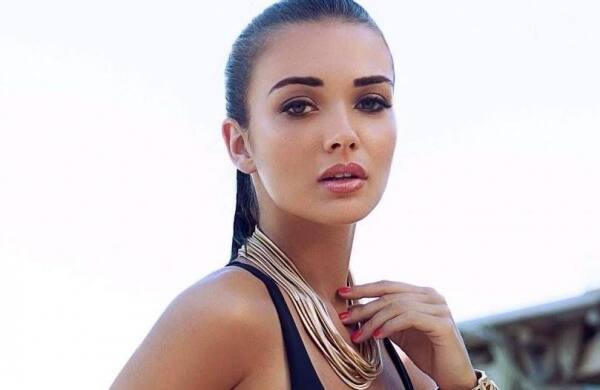 Amy Jackson - '2.0' और 'Singh Is Bliing' जैसी फिल्मों में काम करने वाली खूबसूरत एक्ट्रेस एमी जैक्सन का जन्म ब्रिटेन मे हुआ था. वो एक ब्रिटिश नागरिक हैं.  बॉलीवुड के अलावा एमी कई बड़ी साउथ फिल्मों में भी काम कर चुकी हैं.