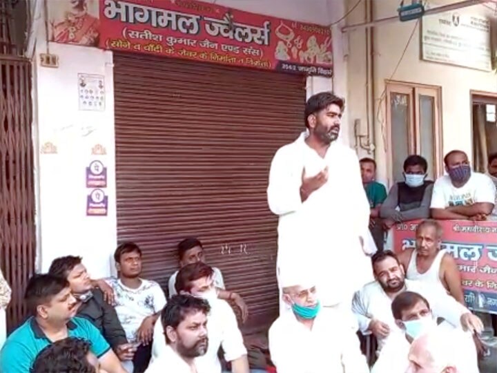 samajwadi party protest over murder of bullion trader in Meerut uttar Pradesh ann मेरठ: सर्राफा व्यापारी की हत्या के विरोध में सपा कार्यकर्ताओं ने किया प्रदर्शन, बोले- 'जंगल राज कायम है'