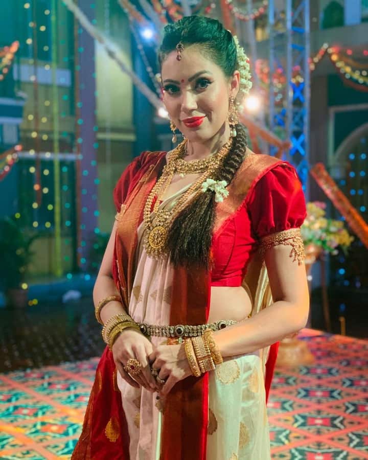 फैन्स भी उनकी लेटेस्ट तस्वीरें आने का बड़ी बेसब्री से इंतजार करते रहते हैं. एक्ट्रेस के इंस्टाग्राम पर फॉलोअर्स 3 मिलियन से अधिक हैं. (Photo Credit- @mmoonstar Instagram)