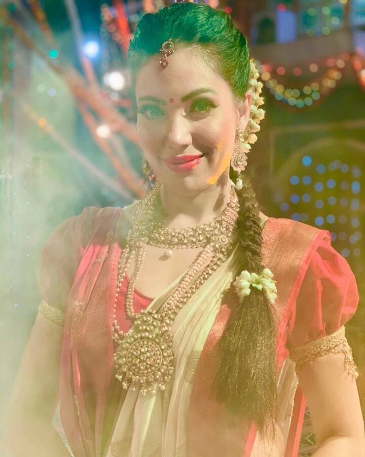 उन्होंने बालों को गजरे से सजाया हुआ है और कैमरे के सामने पोज देती दिख रही हैं. अब तक उनकी इस तस्वीरों पर 3 लाख से अधिक लाइक्स आ चुके हैं. (Photo Credit- @mmoonstar Instagram)