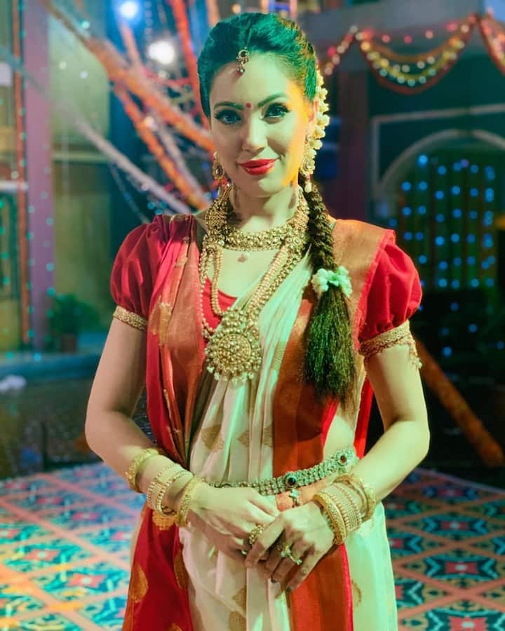 कमेंट कर फैन्स उनकी स्माइल और लुक की जमकर तारीफ कर रहे हैं. एक्ट्रेस का ये ट्रेडिशनल अवतार उनके चाहने वालों को बेहद पसंद आ रहा है. बता दें कि मुनमुन दत्ता भी 32 साल की हैं, लेकिन आपकी उनकी फिटनेस को देखकर उनकी उम्र का अंदाजा नहीं लगा सकते हैं. (Photo Credit- @mmoonstar Instagram)