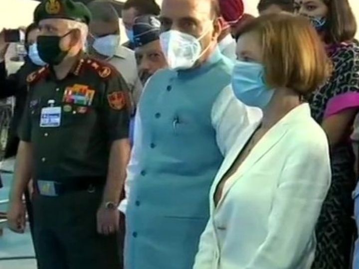 Rafale aircraft to join Indian Air Force today, Defense Minister Rajnath Singh and French Defense Minister will be present LIVE: कुछ ही देर में वायुसेना में शामिल होंगे राफेल फाइटर जेट्स, रक्षा मंत्री राजनाथ सिंह भी हैं मौजूद