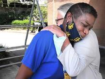 पार्किंग एरिया में सोती थी ये बेघर महिला, ग्रॉसरी स्टोर ने अपने यहां ही रख लिया नौकरी पर