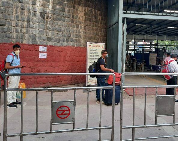 कोरोना संक्रमण को देखते हुए दिल्ली सरकार ने कुछ प्रोटोकॉल्स तैयार किए हैं जिनका यात्रियों को पालन करना होगा. सर्विस शुरू होने के बाद आज कश्मीरी गेट स्टेशन पर लोग यात्रा के लिए पहुंचे.