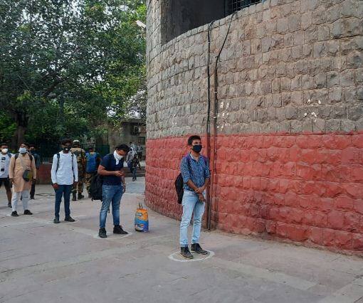 मेट्रो स्टेशन में थर्मल स्क्रीनिंग के बाद ही अंदर आने दिया जाएगा, मास्क कंप्लसरी है, टोकन बंद है, स्मार्ट कार्ड द्वारा ही लोग सफर कर पाएंगे. कंटेनमेंट जोन्स के स्टेशन बंद हैं.