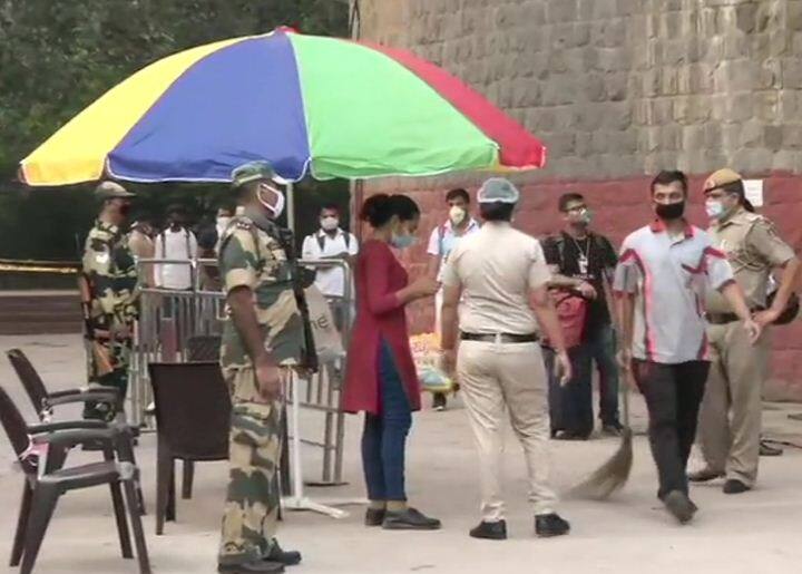 यात्रियों को मेट्रो के अंदर सोशल डिस्टेंसिंग का पूरी तरह से पालन करना होगा. स्टेशन में प्रवेश करने से पहले थर्मल स्क्रीनिंग अनिवार्य है और यात्री को साथ लाने वाले सामान को भी सैनिटाइज़ कराना होगा.