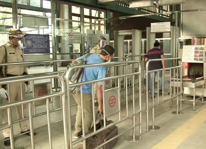 ट्रेन में यात्रियों के बीच 1 मीटर की दूरी बनी रहे, इसका विशेष ध्यान रखा गया है. सोशल डिस्टेंसिंग सुनिश्चित करने के लिए सीट पर मार्किंग भी की गई है. साथ ही साथ स्टेशन पर भीड़ न लगे, इसके लिए मेट्रो स्टाफ और सिविल वॉलंटियरों को तैनात किया गया है.