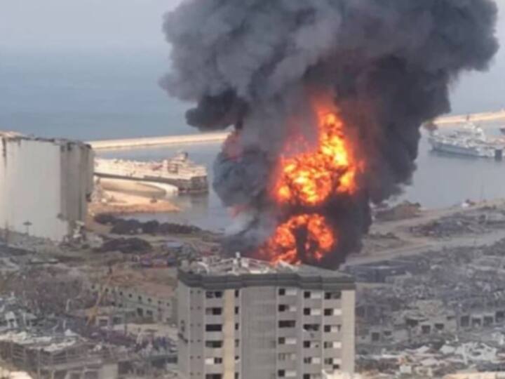 Another major accident in Beirut massive fire at port बेरूत में फिर बड़ा हादसा, बंदरगाह पर लगी भीषण आग