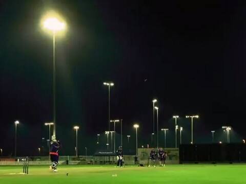 रोहित शर्मा ने लगाया ऐसा छक्का, मैदान के बाहर बस से टकराई गेंद, देखें वीडियो रोहित शर्मा ने लगाया ऐसा छक्का, मैदान के बाहर बस से टकराई गेंद, देखें वीडियो