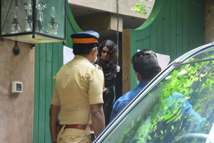 कंगना ने इसके लिए महाराष्ट्र के मुख्यमंत्री उद्धव ठाकरे और शिवसेना नेता संजय राउत का जिम्मेदार बताया.  उन्होंने कहा कि वक्त बदलेगा. (सभी तस्वीरें- मानव मंगलानी)