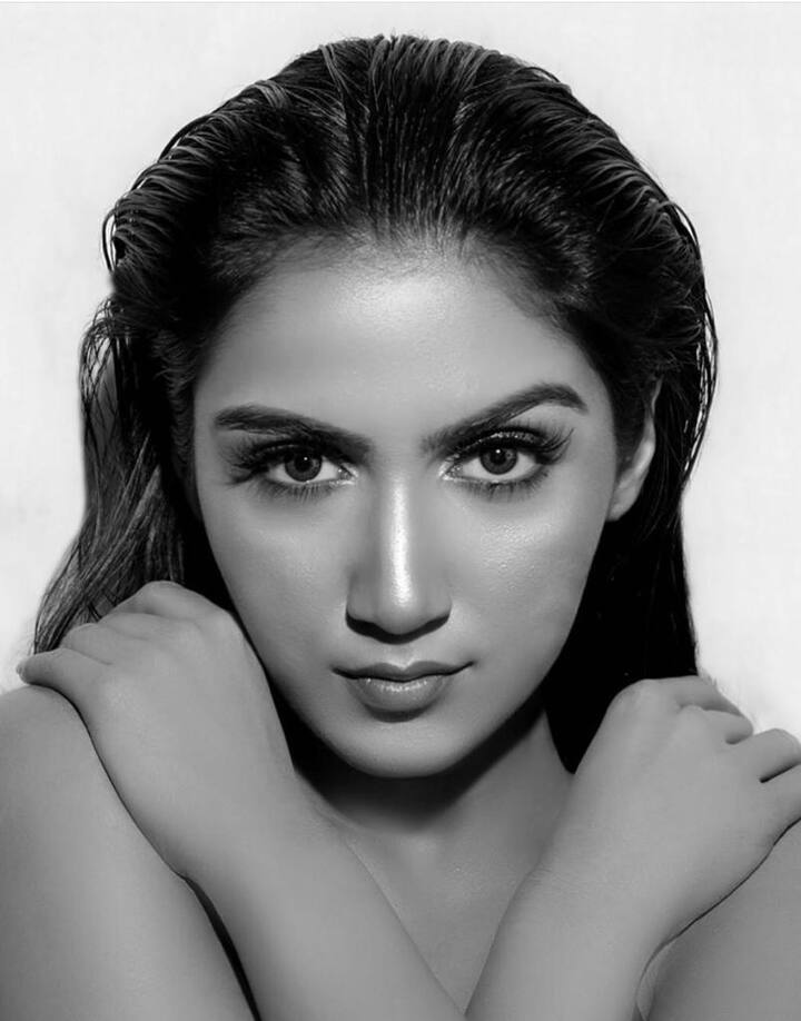 प्राची सिंह, पृथ्वी शॉ के लगभग हर पोस्ट पर कमेंट करती हैं तो वहीं शॉ भी उन्हें रिप्लाई करना कभी नहीं भूलते. दोनों के इस कमेंट-कमेंट के खेल को देखकर लोग अंदाज़ा लगा रहे हैं कि शायद दोनों के बीच दोस्ती से बढ़कर कुछ है. हालांकि अब तक इस बारे में प्राची और पृथ्वी दोनों की ही तरफ से कुछ नहीं कहा गया. आपको बता दें कि प्राची सिंह एक टीवी एक्ट्रेस हैं, जो कलर्स चैनल के पॉपुलर टीवी सीरियल 'उड़ान सपनों की' में नज़र आ चुकी हैं. इस शो में प्राची 'समीर' की बहन के किरदार में दिखाई दी थीं. 