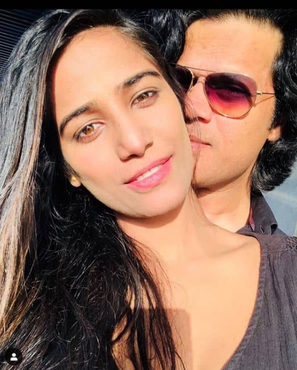 पूनम और सैम दोनों ही इंस्टाग्राम पर सिर्फ एक दूसरे को फॉलो करते हैं. बताया जाता है कि सैम ही पूनम के बोल्ड वीडियो और फोटोशूट करते हैं.