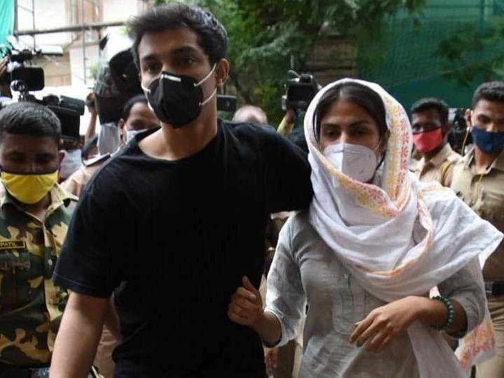 Drugs Case: Bombay high court order on Rhea Chakraborty And Showik bail ड्रग्स केस: रिया चक्रवर्ती और उनके भाई शोविक की जमानत याचिका पर HC ने फैसला सुरक्षित रखा