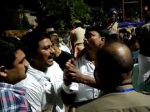 यूपी: प्रयागराज में वकीलों और पुलिस में आधी रात को झड़प, हुआ हल्का बल प्रयोग