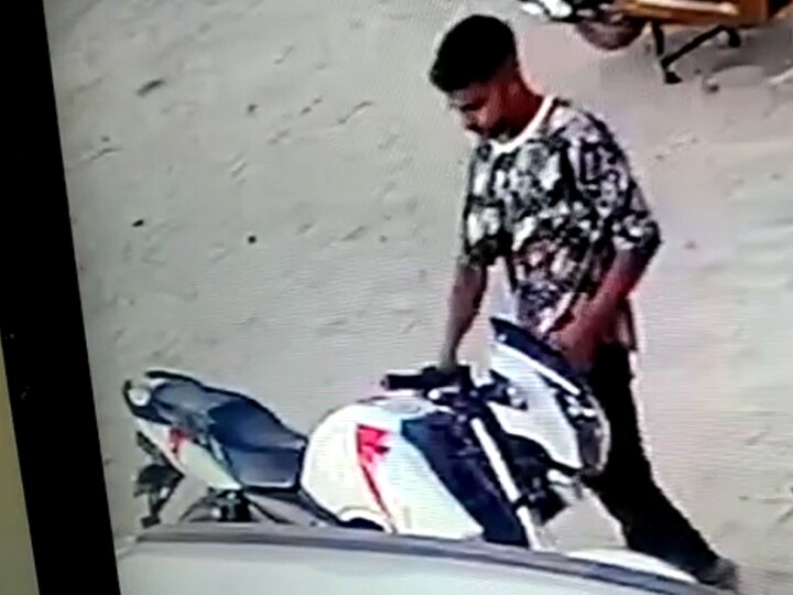 Bike theft video viral meerut police will investigate ANN मेरठः आधा मिनट में बाइक ले उड़ा चोर, वीडियो वायरल, होगी मामले की जांच